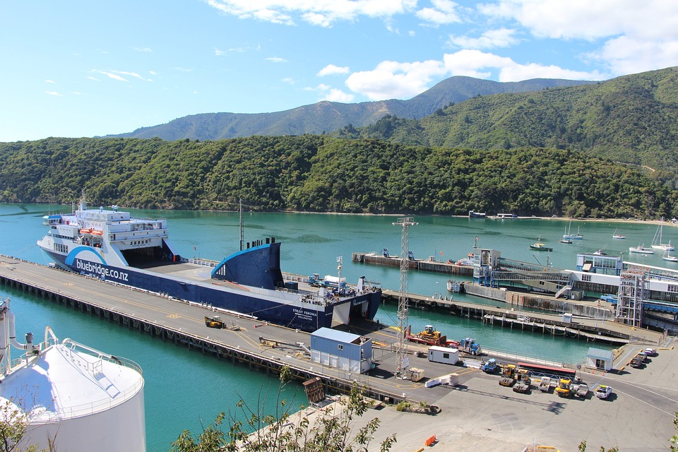 Hafen von Picton mit Frachtschiff