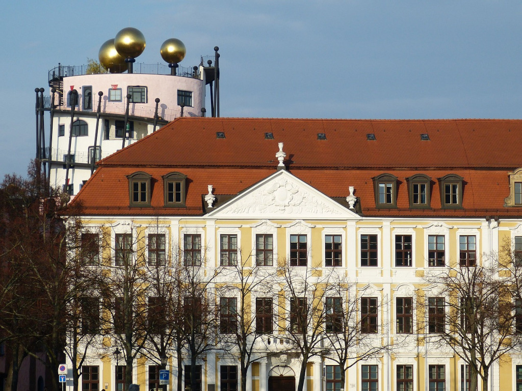 Landtag Sachsen-Anhalts und Hundertwasserhaus im Hintergrung